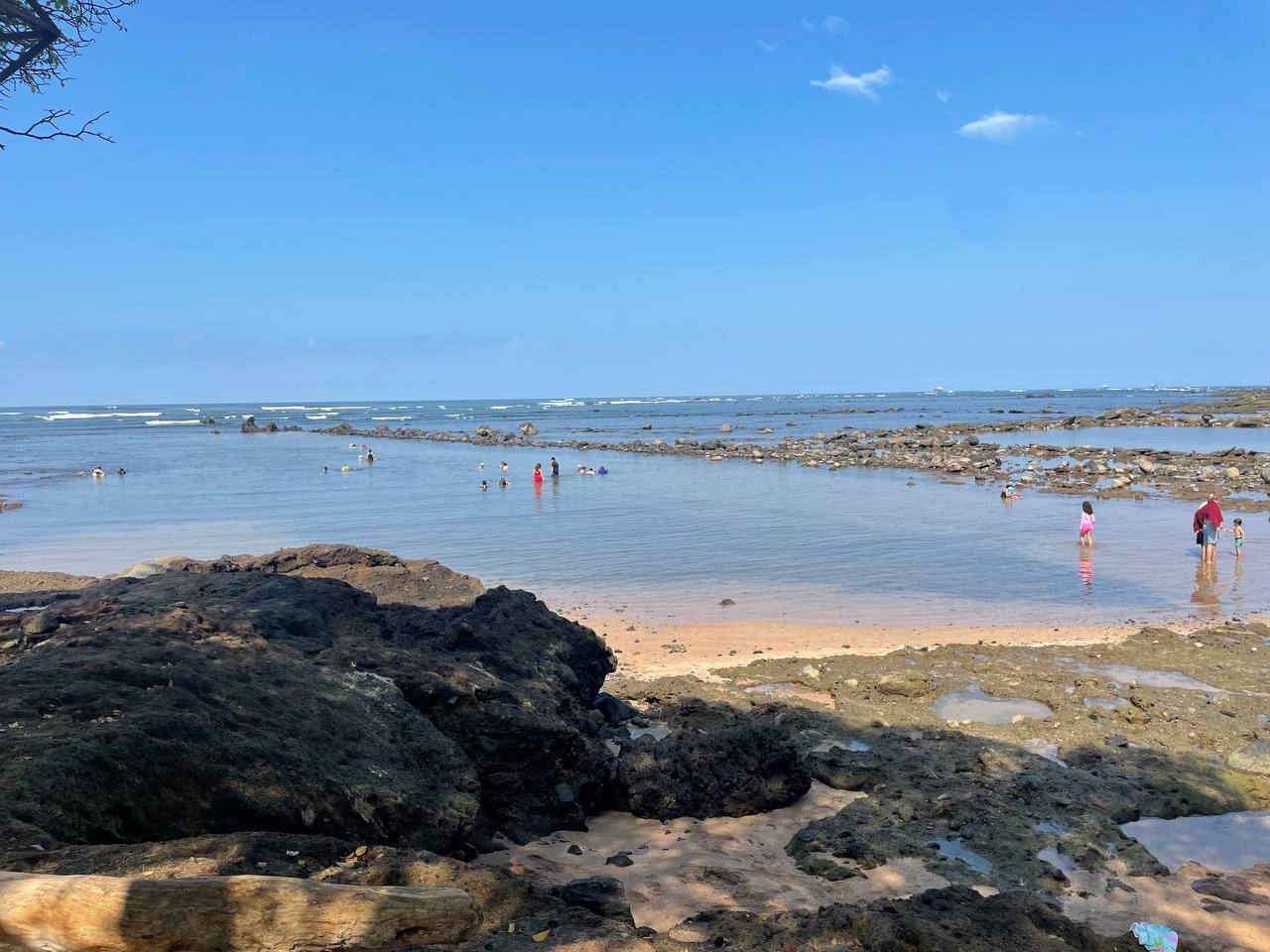 Los Cóbanos shoreline with rocky reef pools